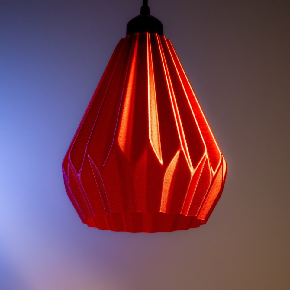 3D-gedruckte Origami Pendelleuchte – modernes Design & stimmungsvolles Licht | RED.transparent
