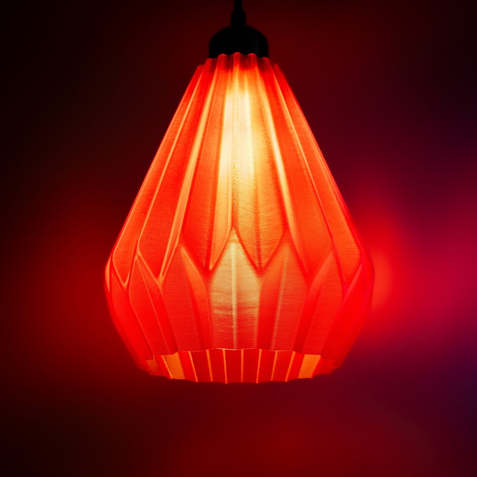 3D-gedruckte Origami Pendelleuchte – modernes Design & stimmungsvolles Licht | RED.transparent